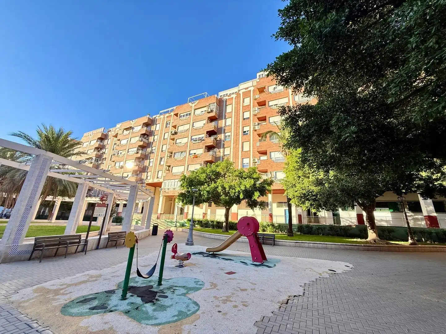 Vista exterior de Pis en venda en Almería amb Balcó