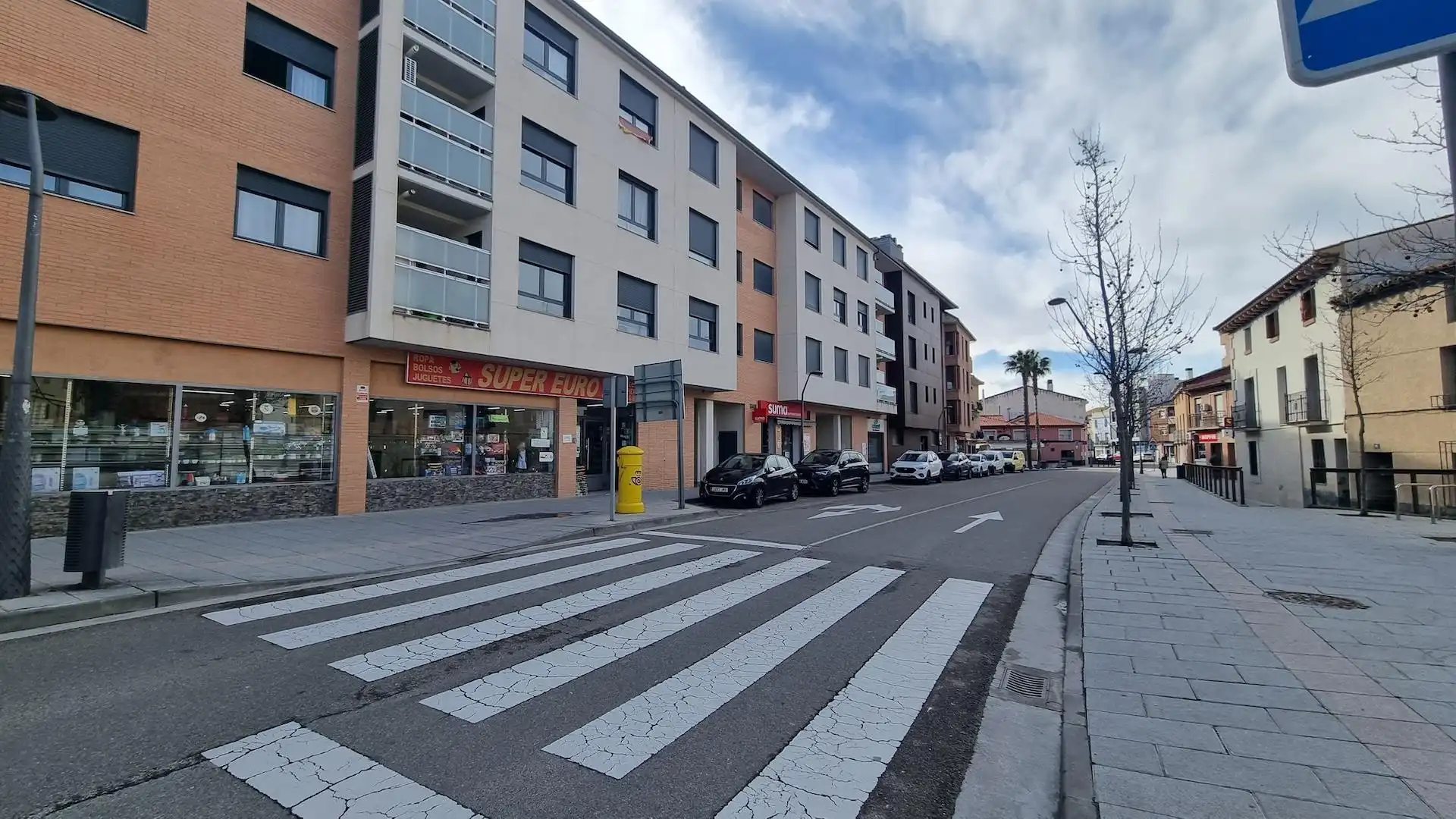 Außenansicht von Einfamilien-Reihenhaus zum Verkauf in Villanueva de Gállego mit Terrasse