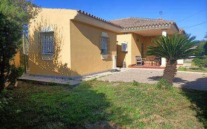 Vista exterior de Casa o xalet en venda en Chiclana de la Frontera amb Jardí privat i Traster