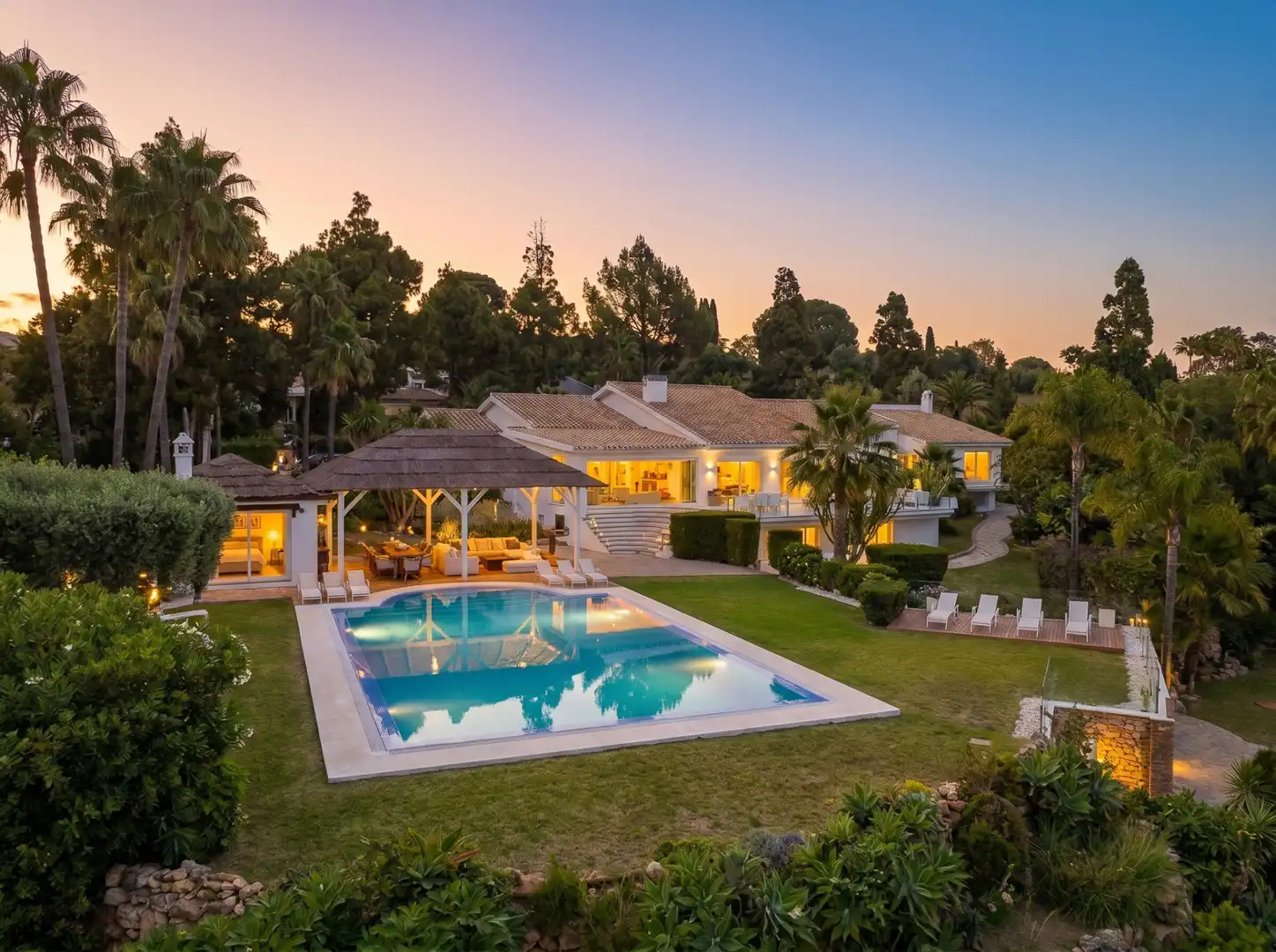 Außenansicht von Haus oder Chalet zum Verkauf in Marbella mit Klimaanlage, Privatgarten und Terrasse