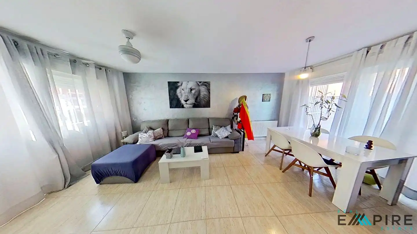 Casa aparellada amb piscina en venda a Avenida Acacias
