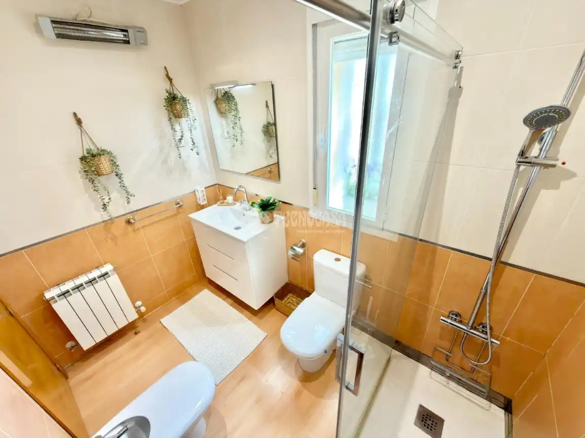 Baño de Casa adosada en venta en Cabanillas del Campo con Calefacción, Parquet y Trastero