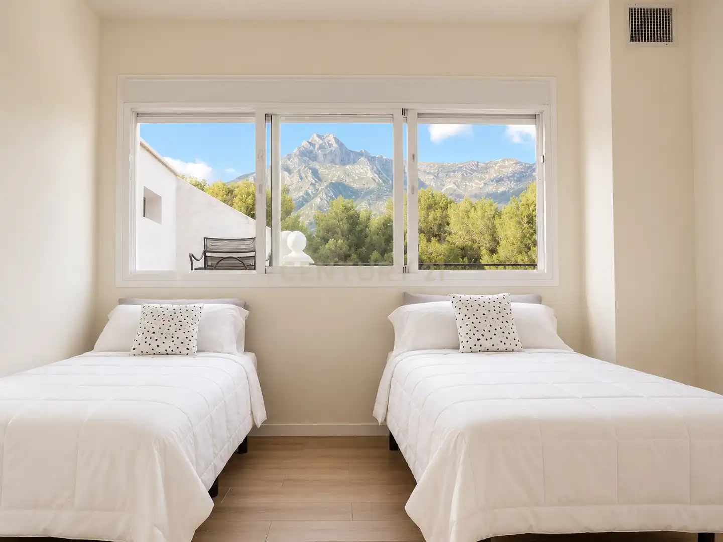 Habitación de Dúplex en venta en Marbella con Aire acondicionado, Jardín privado y Trastero