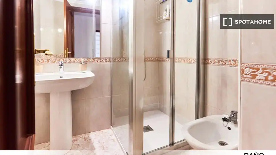 Baño de Piso para compartir en Sevilla con Aire acondicionado, Terraza y Amueblado