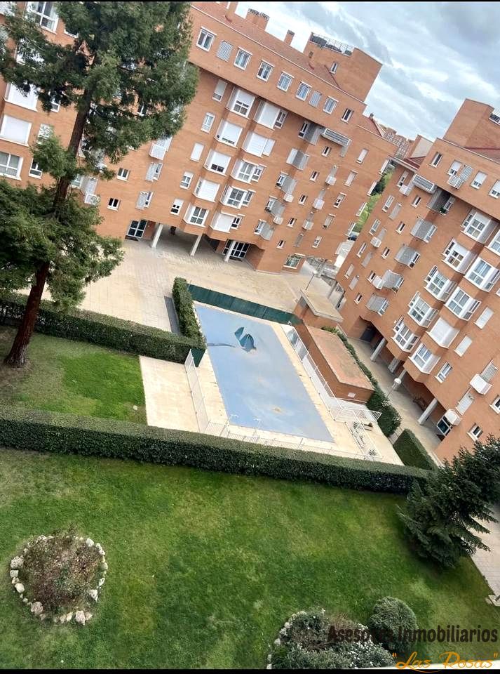 Swimming pool of Flat for sale in  Madrid Capital  with Air Conditioner, Heating and Parquet flooring