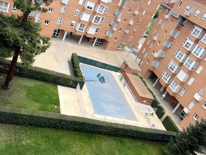 Swimming pool of Flat for sale in  Madrid Capital  with Air Conditioner, Heating and Parquet flooring