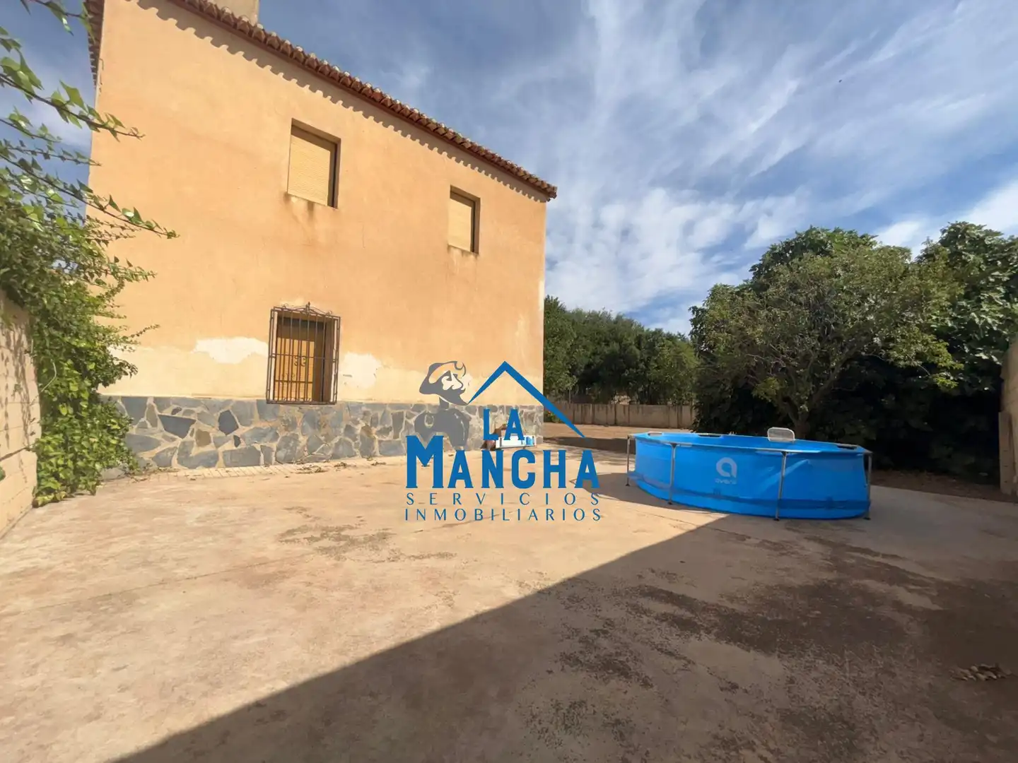 Vista exterior de Casa o chalet en venta en Hoya-Gonzalo con Calefacción, Jardín privado y Amueblado