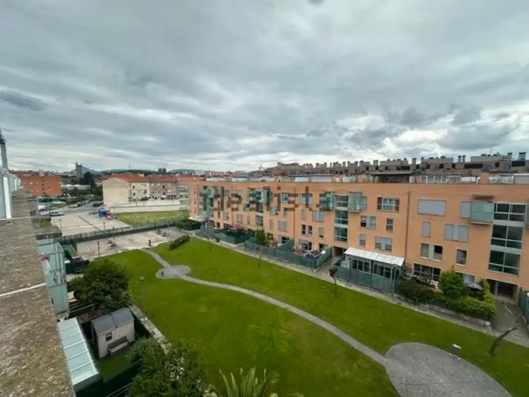 Vista exterior de Pis en venda en  Pamplona / Iruña amb Calefacció, Jardí privat i Parquet
