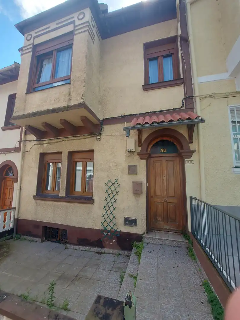 Vista exterior de Casa adosada en venda en Bilbao  amb Calefacció, Jardí privat i Terrassa