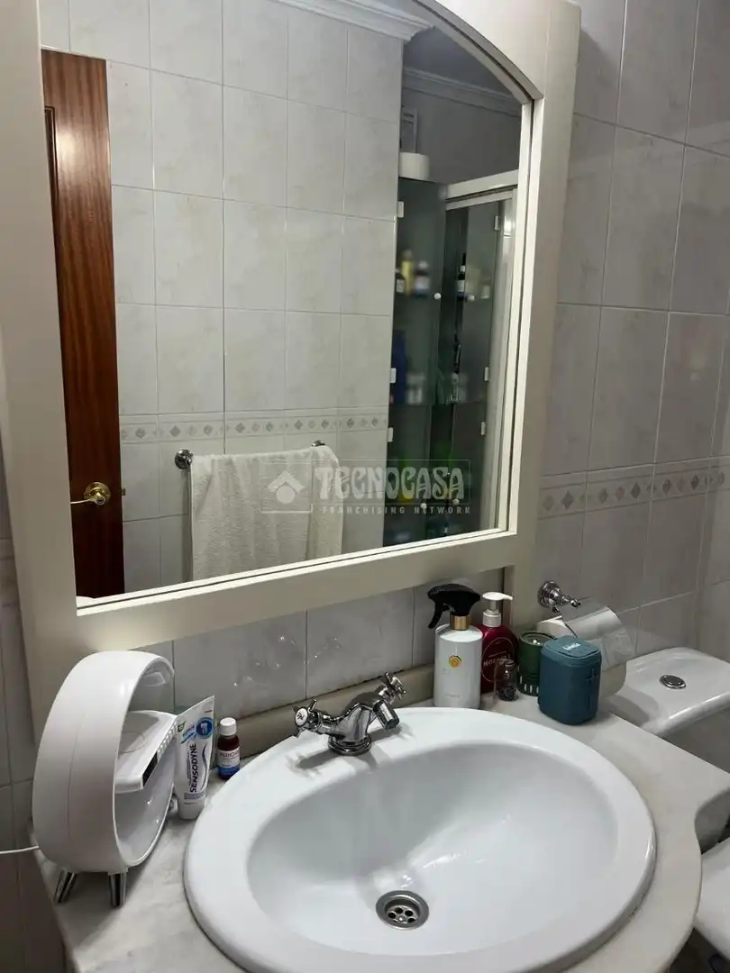 Bathroom of Flat for sale in Sevilla  with Air Conditioner, Heating and Storage room