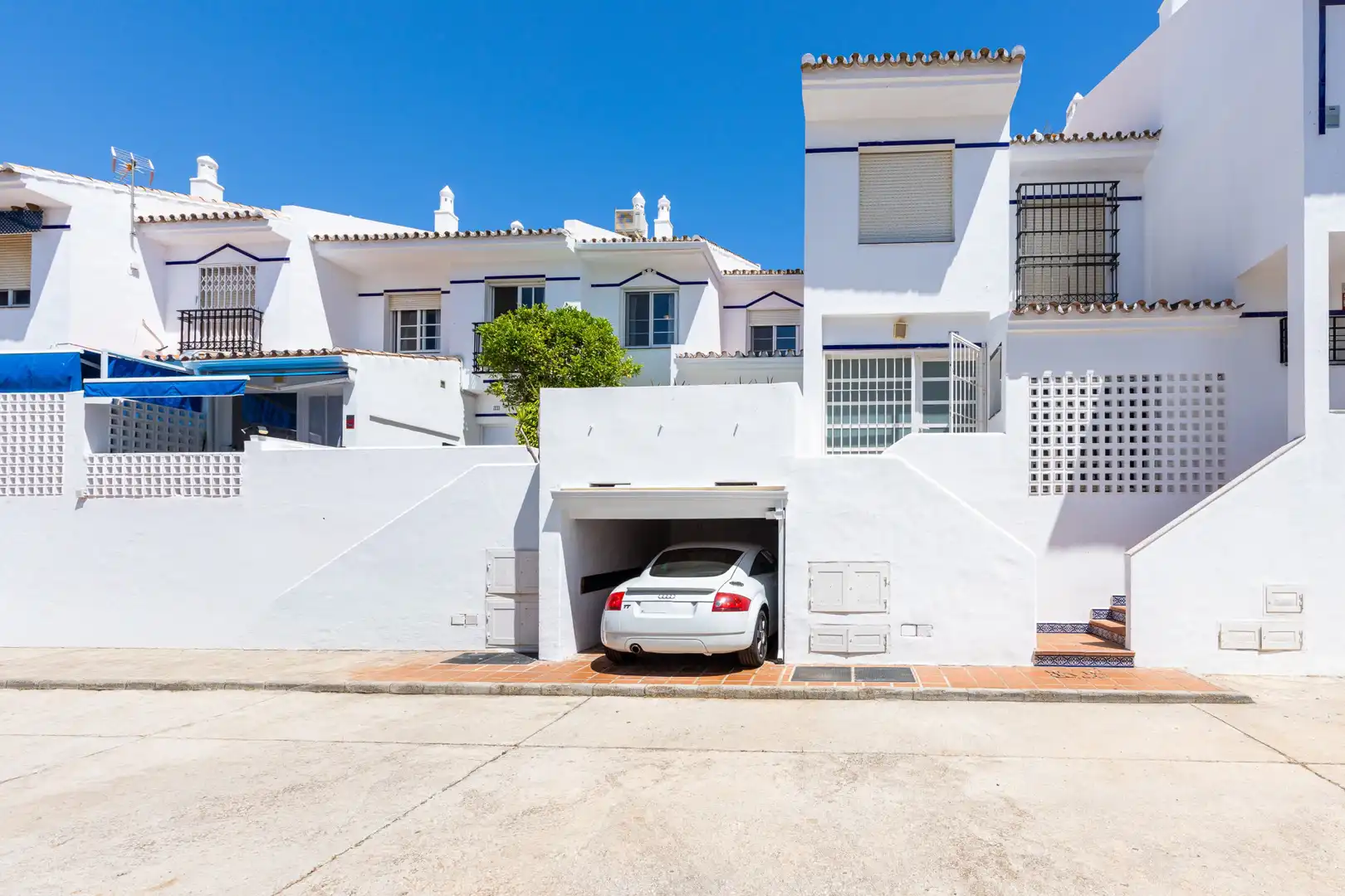 Vista exterior de Casa adosada en venda en Mijas amb Aire condicionat, Jardí privat i Terrassa