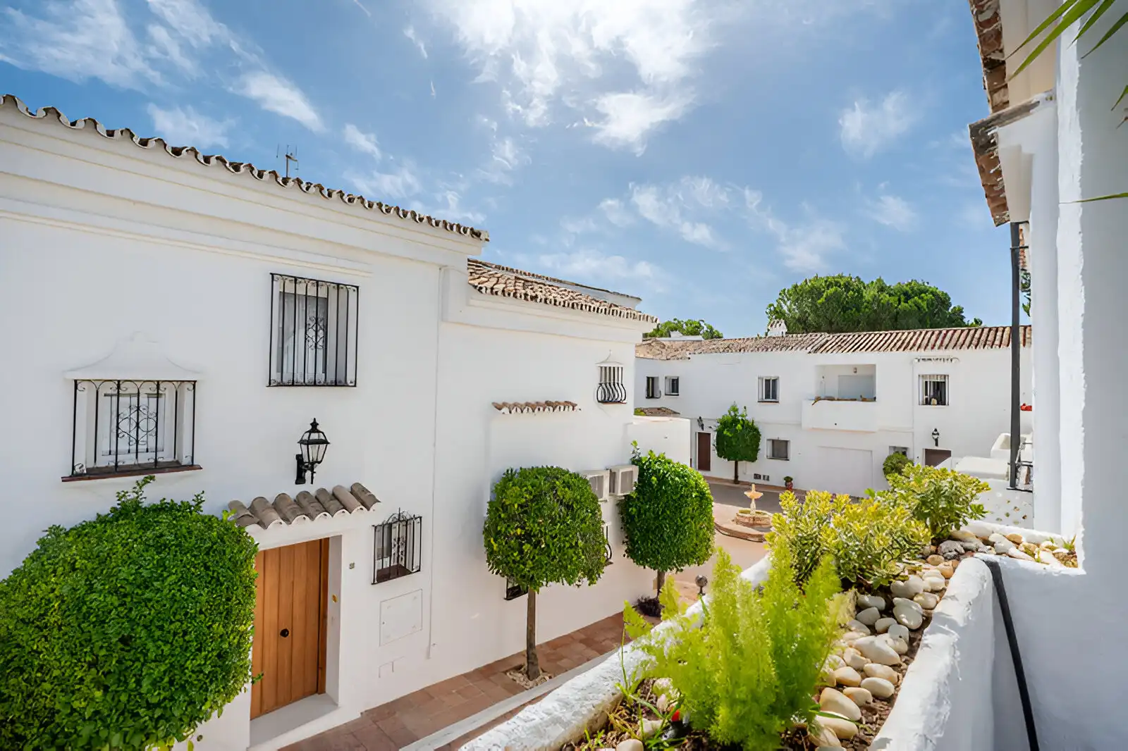 Vista exterior de Casa adosada en venda en Marbella amb Calefacció, Terrassa i Piscina
