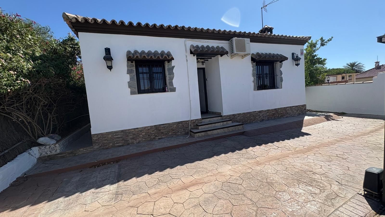Vista exterior de Casa o chalet en venta en Chiclana de la Frontera con Jardín privado y Piscina