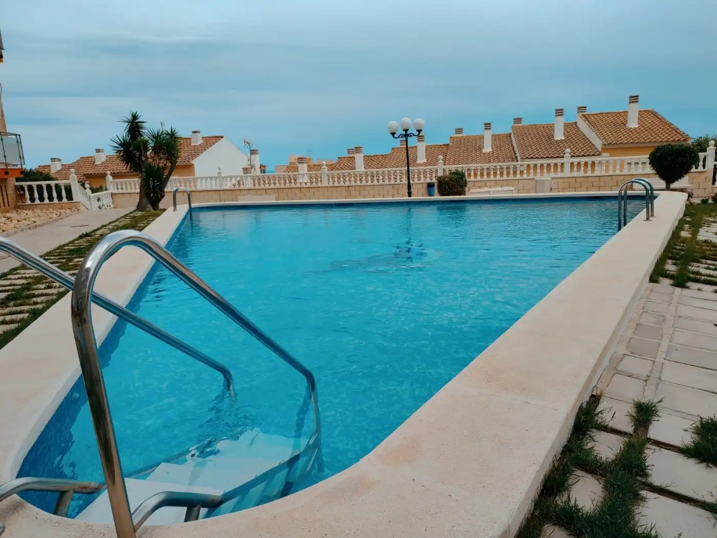 Schwimmbecken von Einfamilien-Reihenhaus zur Miete in Elche / Elx mit Privatgarten, Terrasse und Möbliert