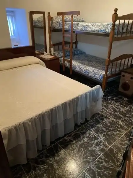 Dormitori de Casa adosada en venda en Crecente amb Calefacció, Traster i Moblat
