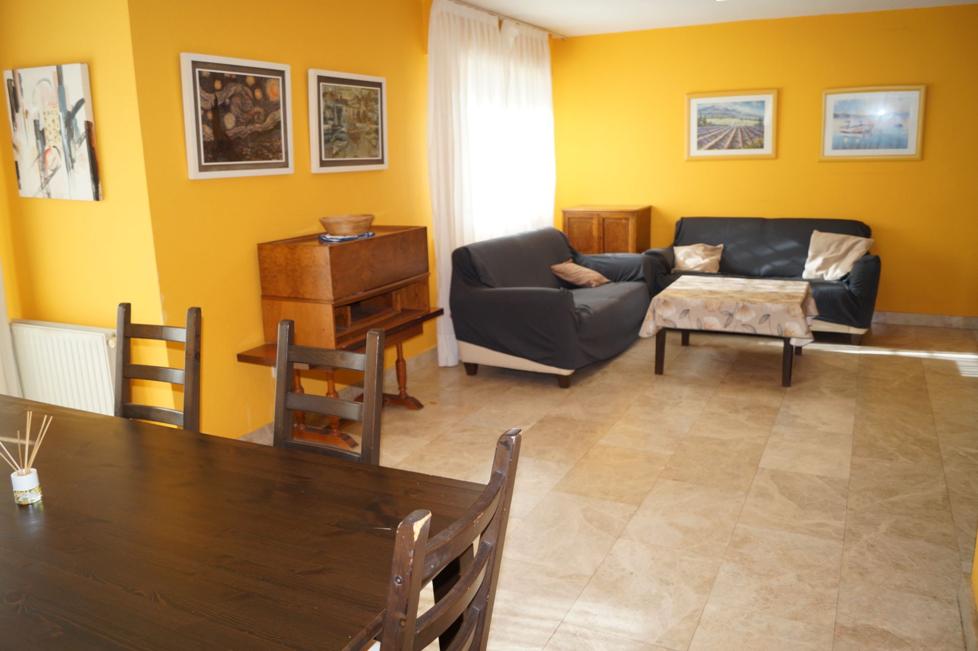 Sala de estar de Casa adosada en venta en Villanueva de la Cañada con Aire acondicionado, Calefacción y Jardín privado