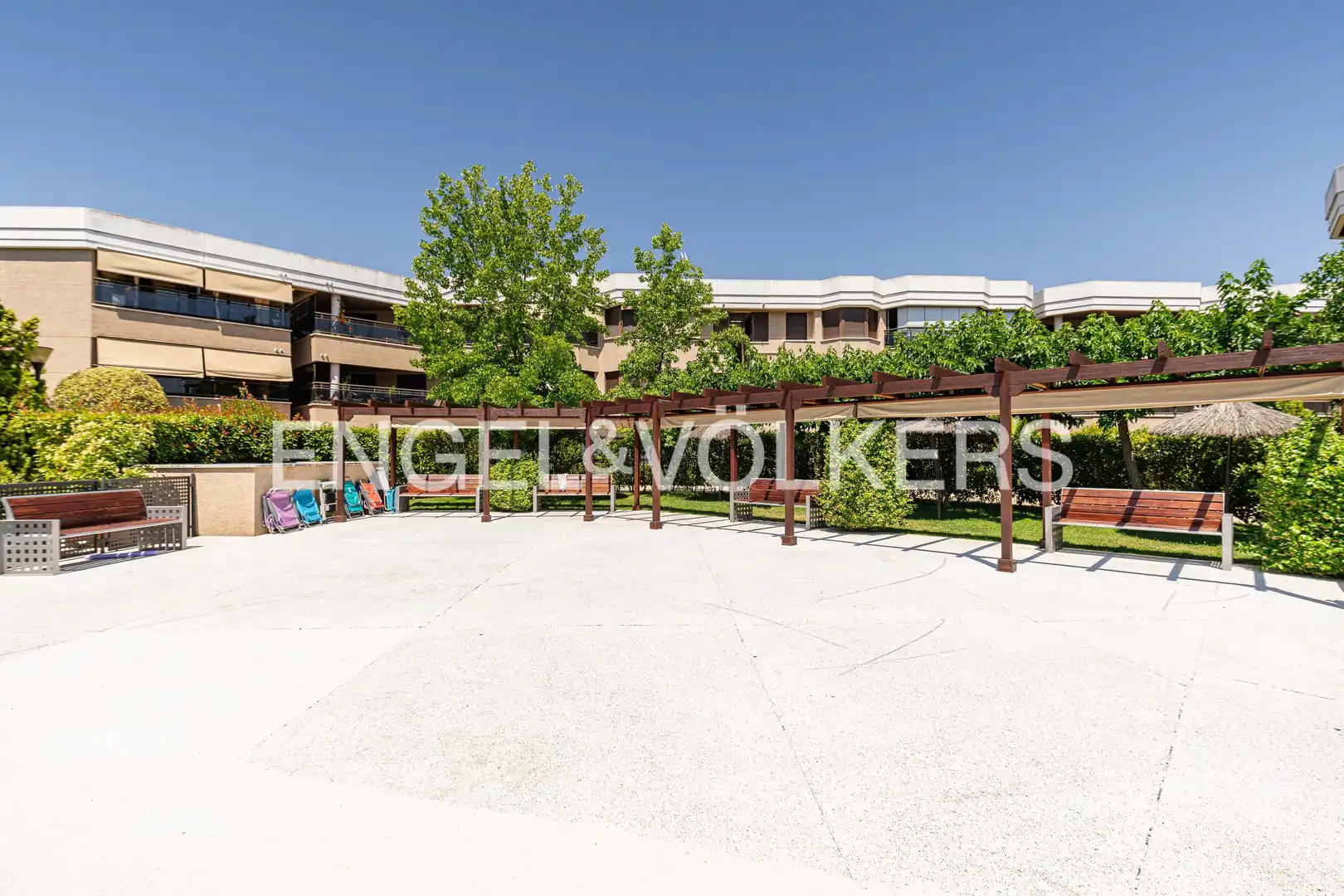 Vista exterior de Pis de lloguer en Las Rozas de Madrid amb Aire condicionat, Calefacció i Jardí privat