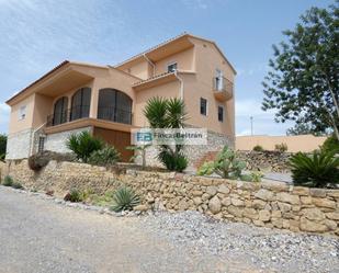 Vista exterior de Casa o xalet en venda en Cervera del Maestre amb Aire condicionat, Terrassa i Piscina