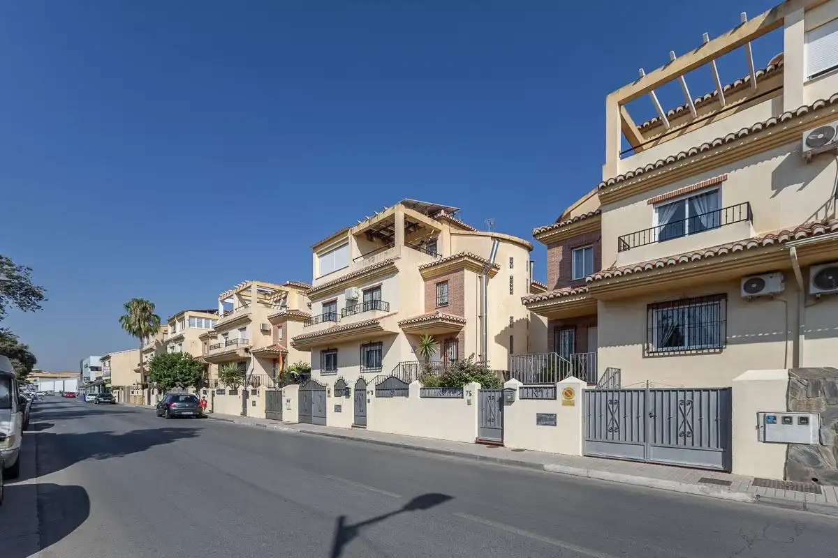 Vista exterior de Casa adosada en venda en Las Gabias amb Calefacció, Jardí privat i Terrassa