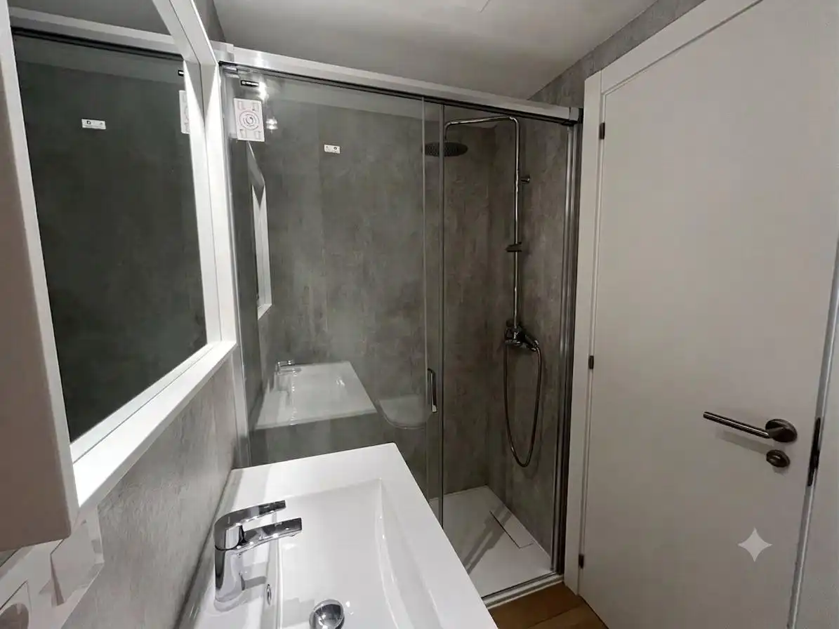 Badezimmer von Dachboden zur Miete in Camas mit Klimaanlage, Heizung und Privatgarten