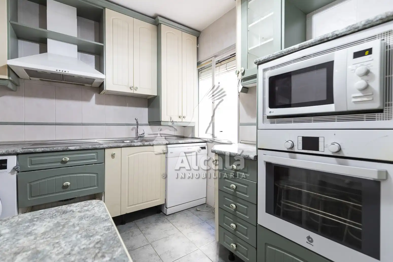 Kitchen of Flat for sale in Alcalá de Henares  with Air Conditioner, Heating and Parquet flooring
