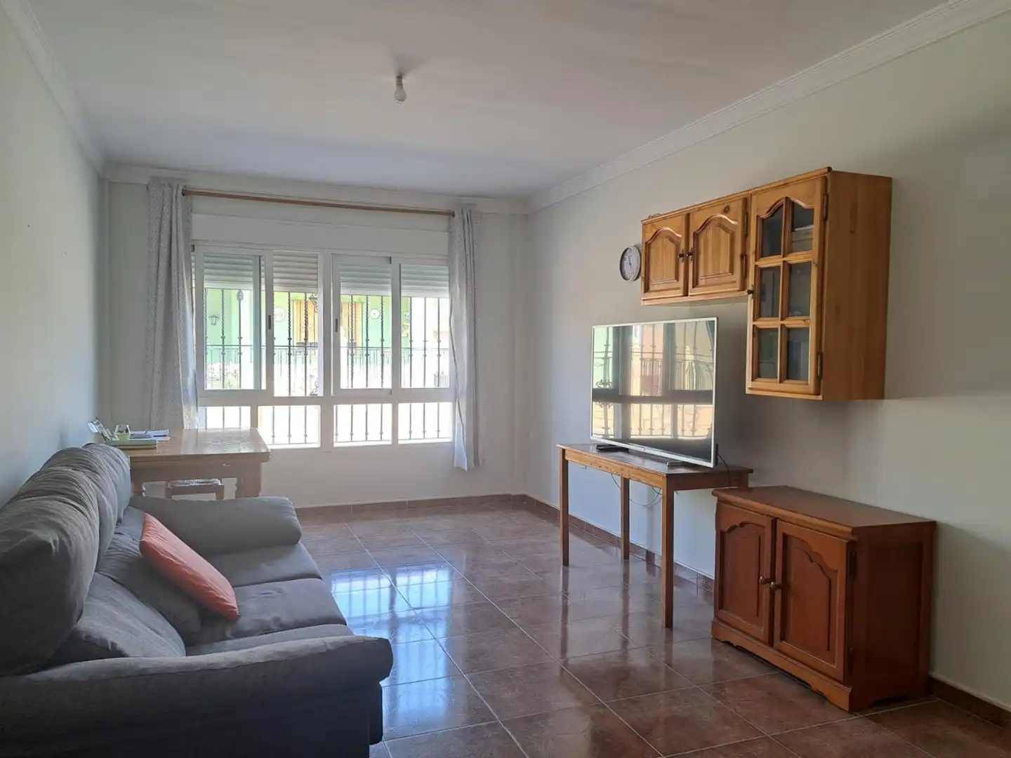 Sala de estar de Casa adosada en venta en Requena con Calefacción, Terraza y Trastero