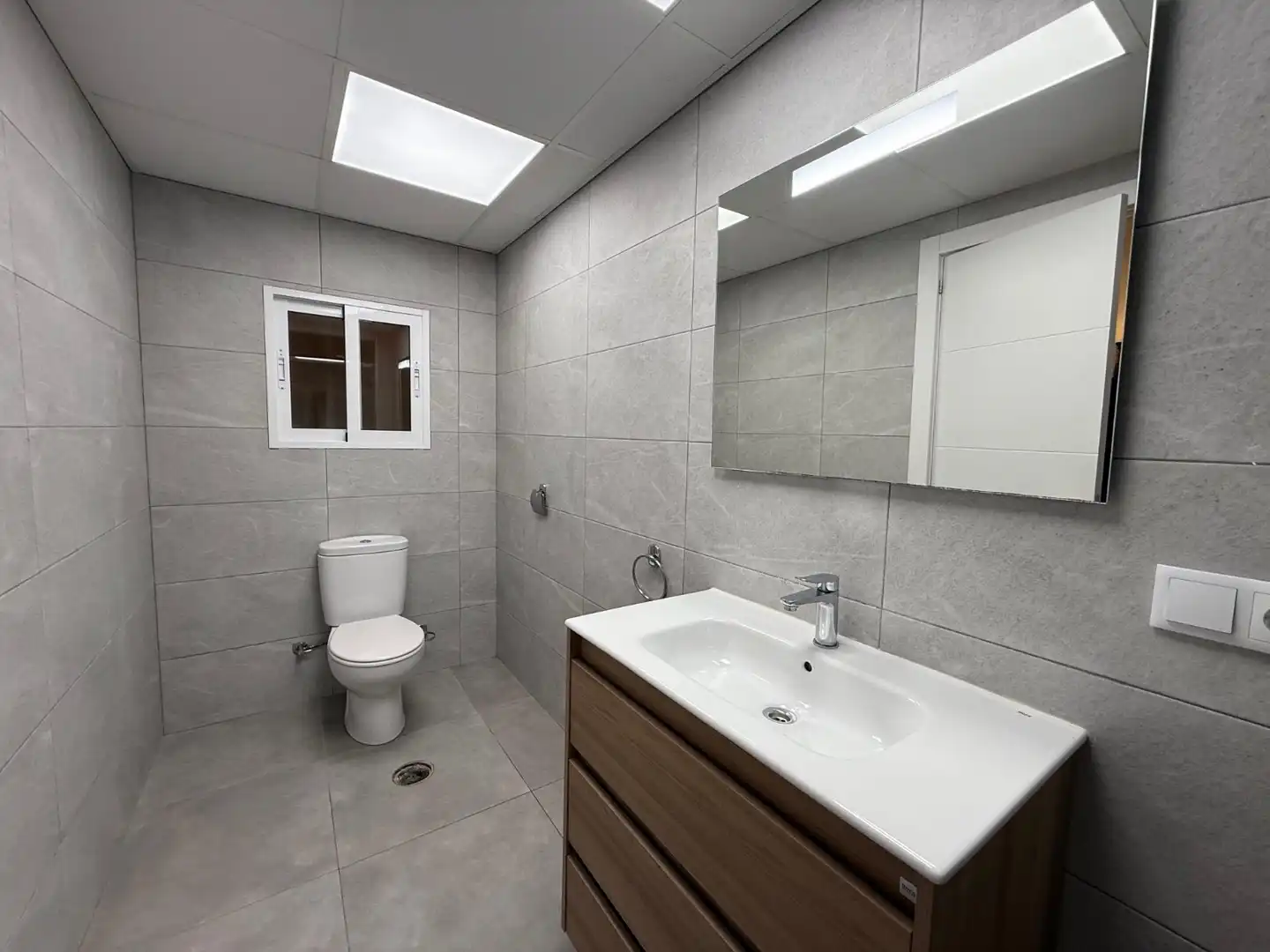 Baño de Apartamento en venta en Catral con Lavadora, Microondas y TV