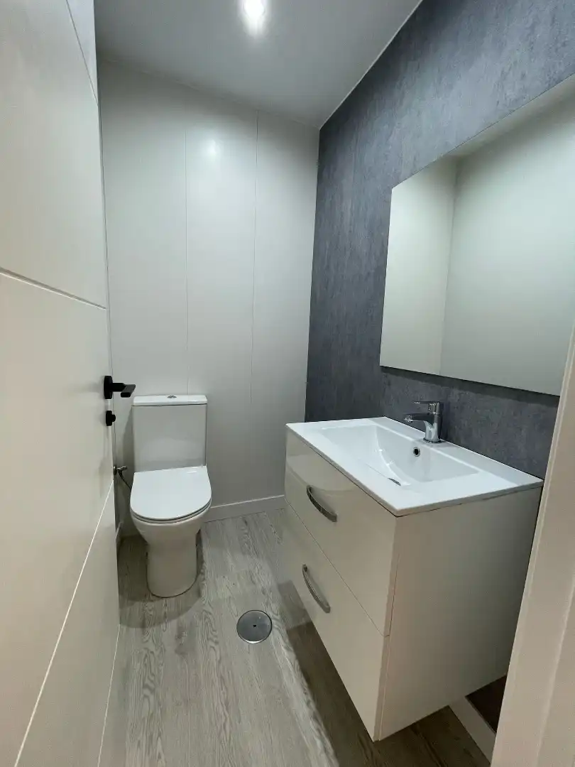 Bathroom of Flat for rent in Granada  with Air Conditioner, Heating and Parquet flooring