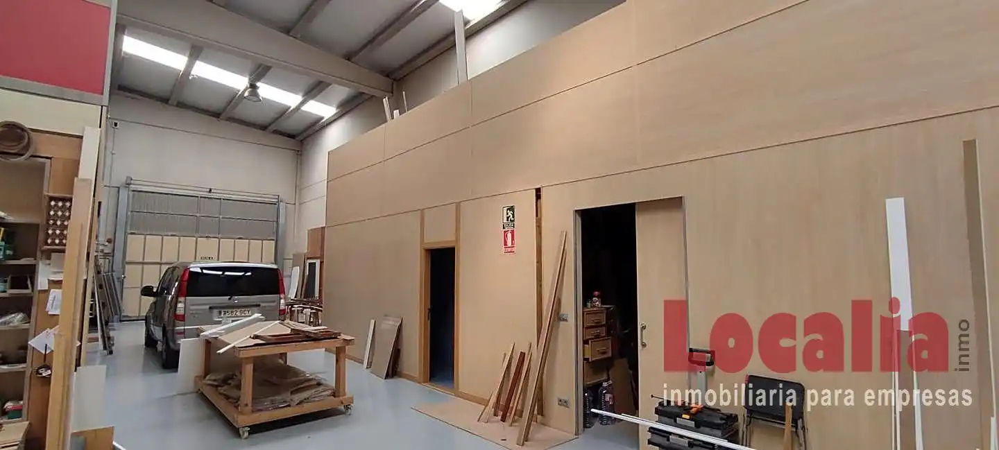 Fabrikhallen zur Miete in Los Corrales de Buelna 