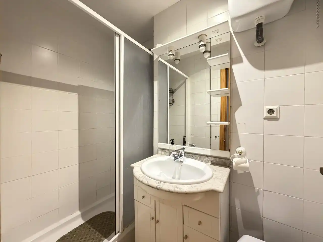 Badezimmer von Wohnung zum Verkauf in Alicante / Alacant mit Klimaanlage, Privatgarten und Terrasse