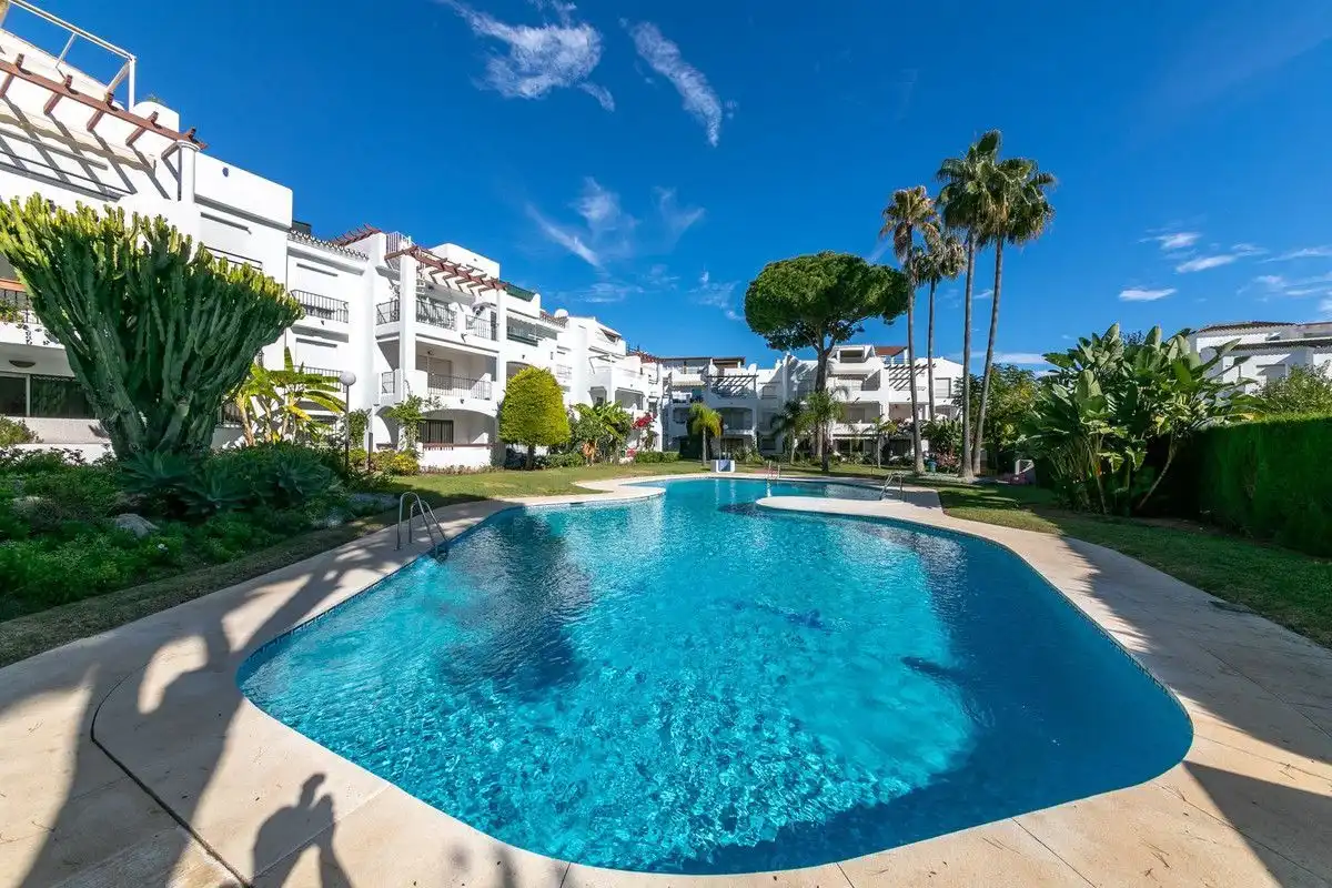 Vista exterior de Apartament de lloguer en Estepona amb Aire condicionat, Calefacció i Terrassa