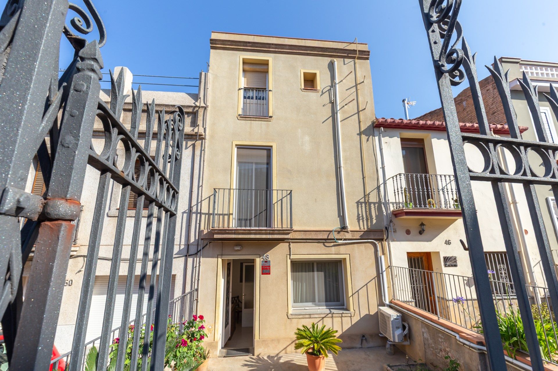 Vista exterior de Finca rústica en venda en Sant Just Desvern amb Calefacció i Alarma