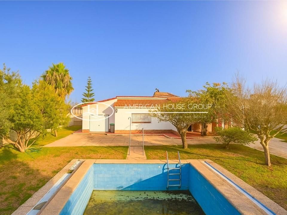 Vista exterior de Casa o xalet en venda en Chiclana de la Frontera amb Aire condicionat, Jardí privat i Piscina