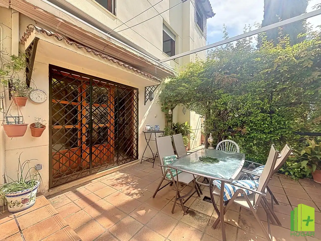 Terrasse von Einfamilien-Reihenhaus zum Verkauf in Jaén mit Klimaanlage, Privatgarten und Terrasse