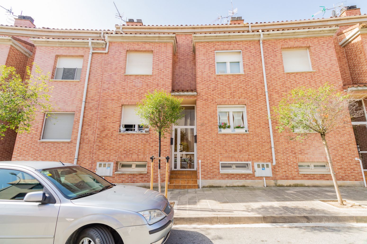 Vista exterior de Casa adosada en venda en Zizur Mayor / Zizur Nagusia amb Calefacció, Jardí privat i Parquet