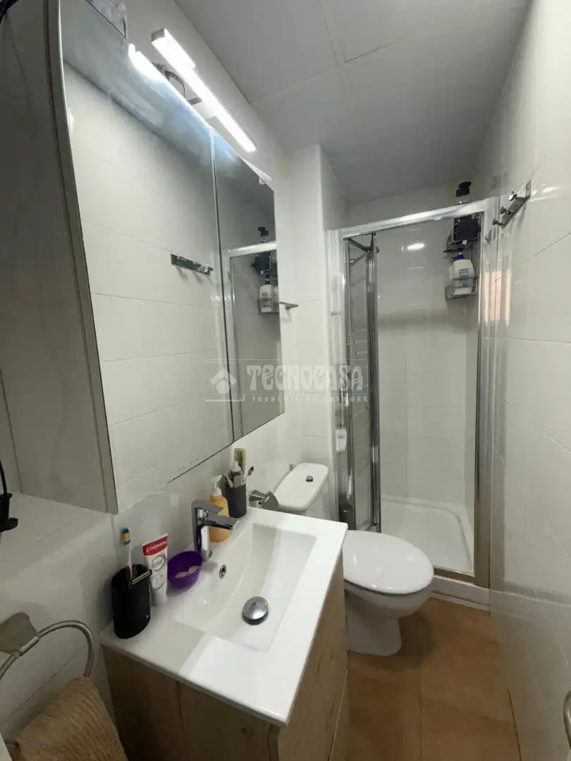 Bathroom of Flat for sale in Madrid  with Air Conditioner and Heating