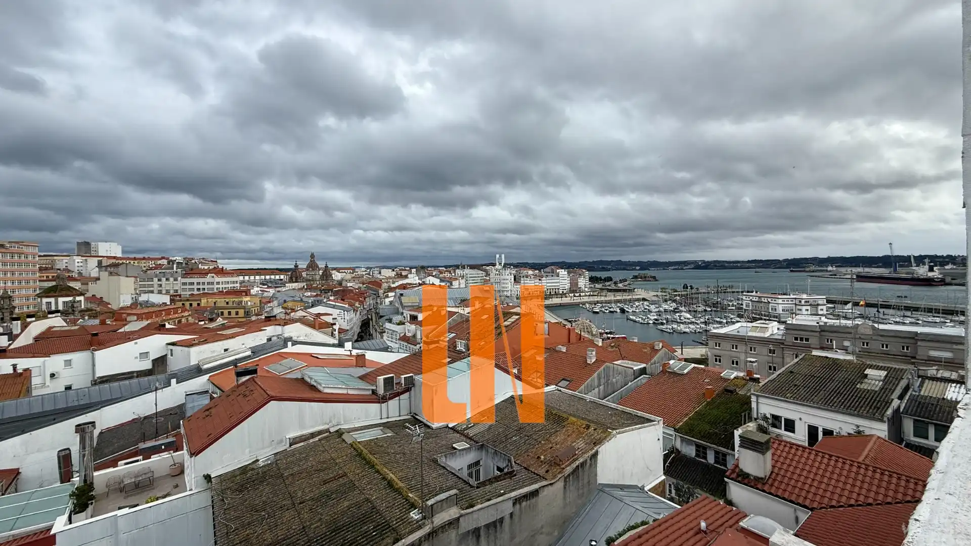 Vista exterior de Àtic en venda en A Coruña Capital  amb Calefacció, Terrassa i Moblat