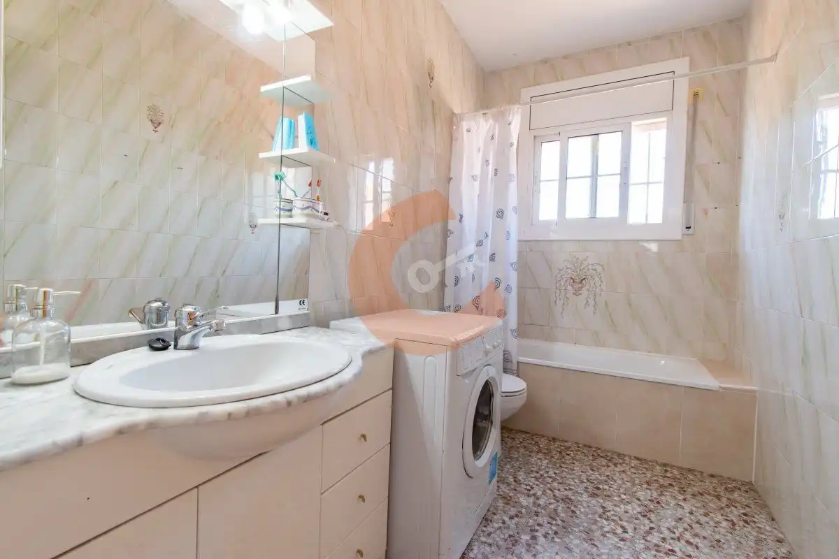 Bany de Casa o xalet en venda en Santa Oliva amb Jardí privat, Terrassa i Traster