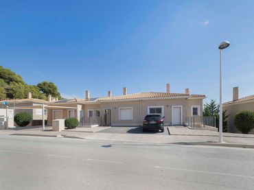 Casa aparellada amb piscina en venda a Ptda Oltamar - Urb Oltamar -