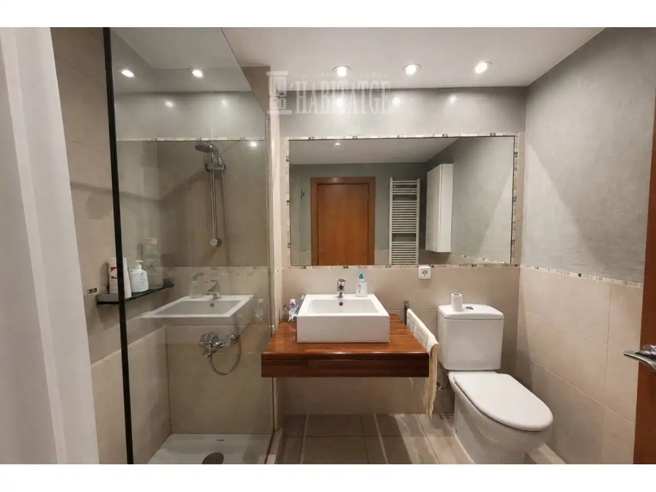 Badezimmer von Wohnung zum Verkauf in Vic mit Klimaanlage, Heizung und Balkon