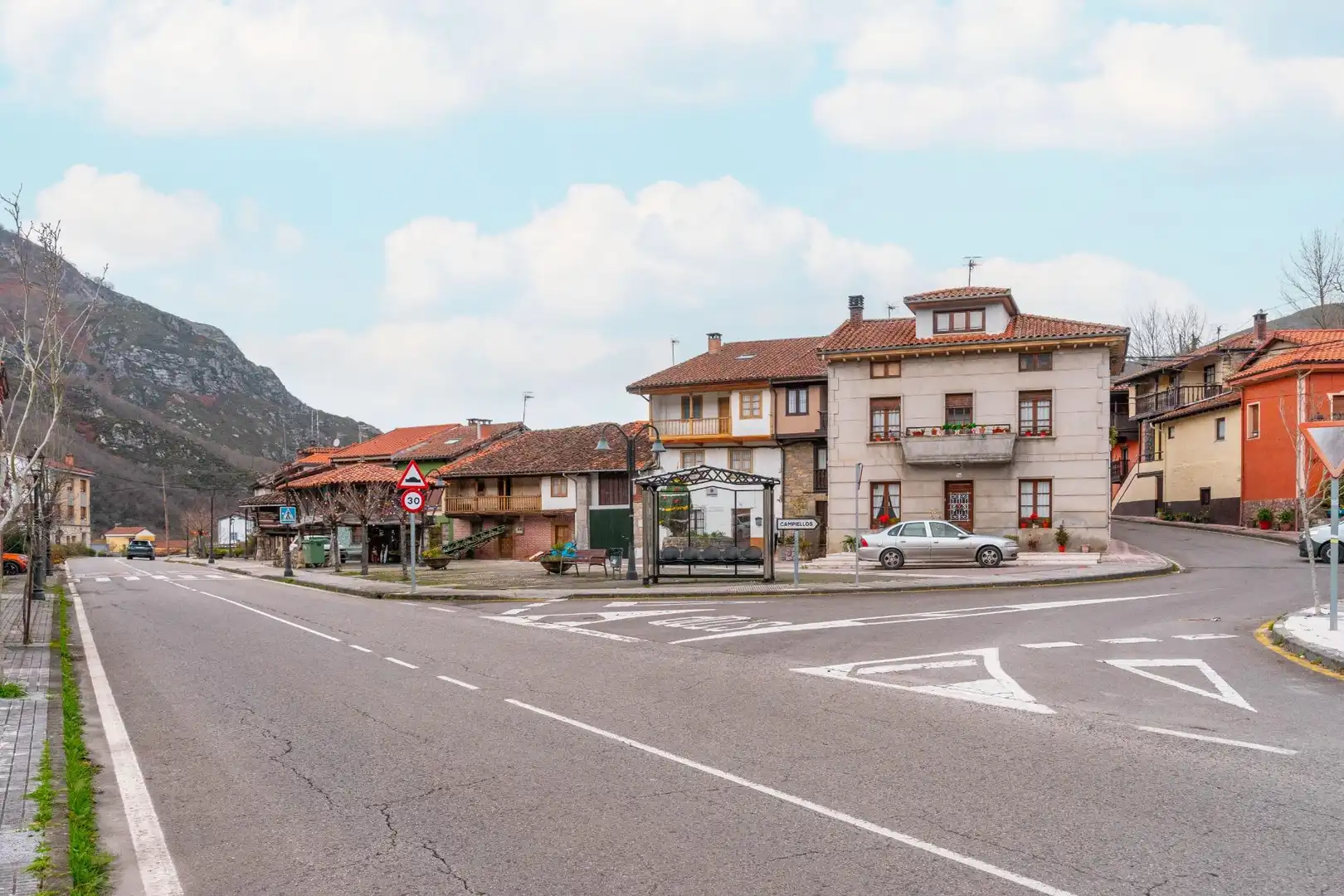 Vista exterior de Casa o xalet en venda en Sobrescobio amb Jardí privat