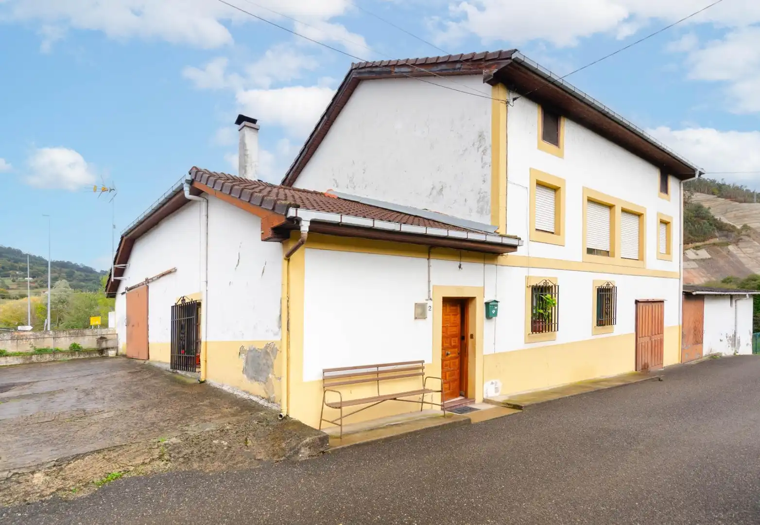 Vista exterior de Casa o chalet en venta en Salas con Calefacción, Jardín privado y Amueblado