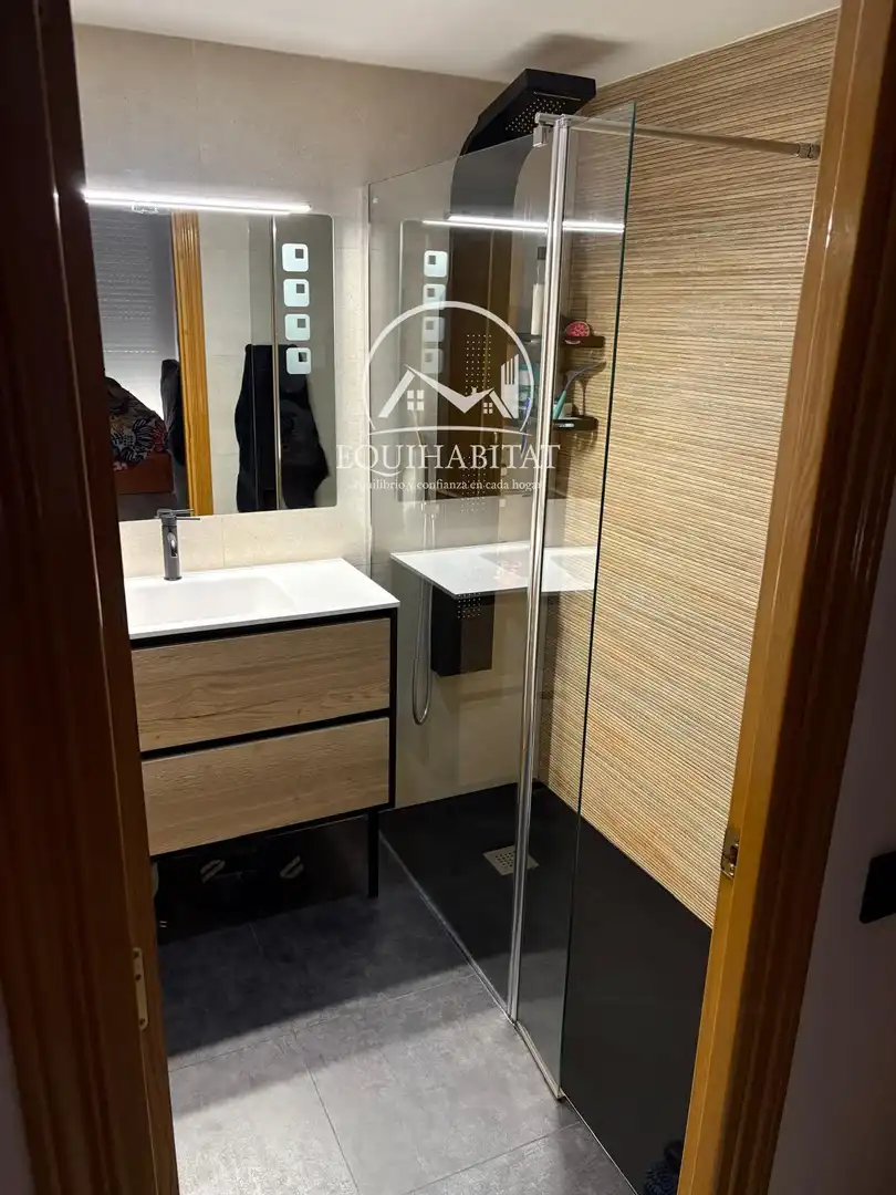 Baño de Ático de alquiler en Lleida con Aire acondicionado, Terraza y Amueblado