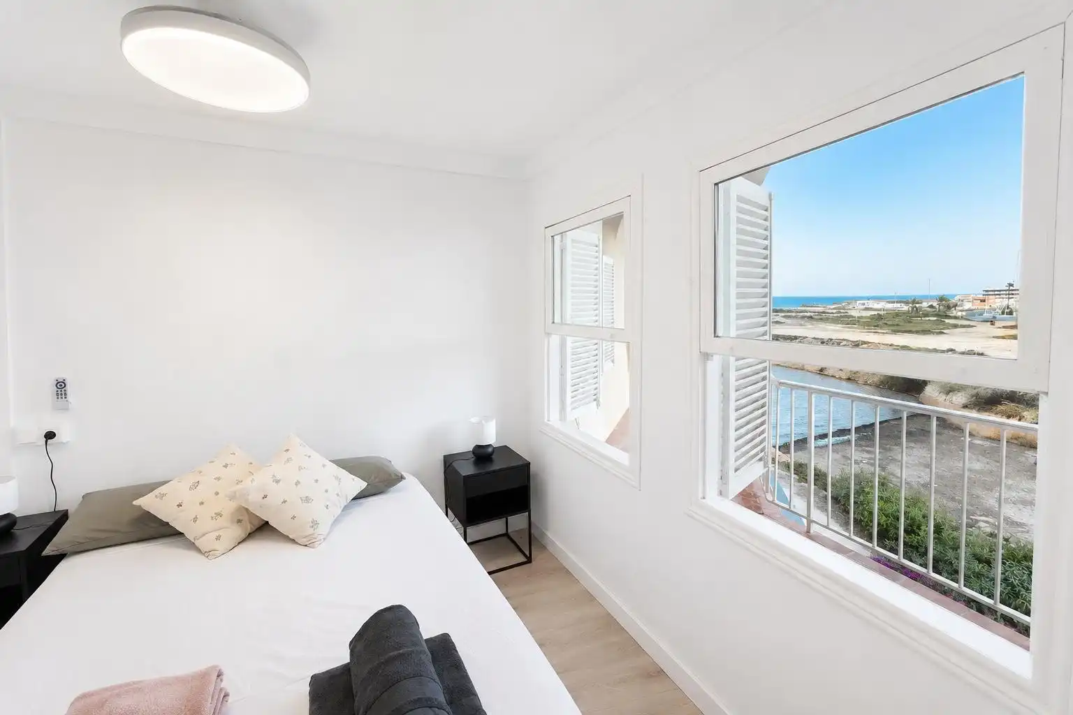 Dormitori de Apartament de lloguer en Torrevieja amb Aire condicionat, Calefacció i Terrassa