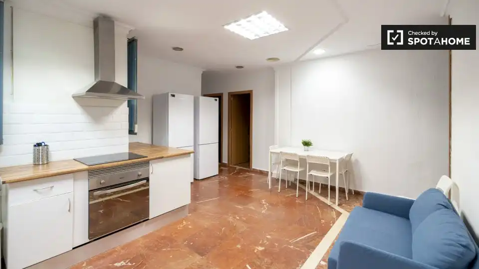 Cuina de Pis de lloguer en Valencia amb Aire condicionat, Calefacció i Moblat