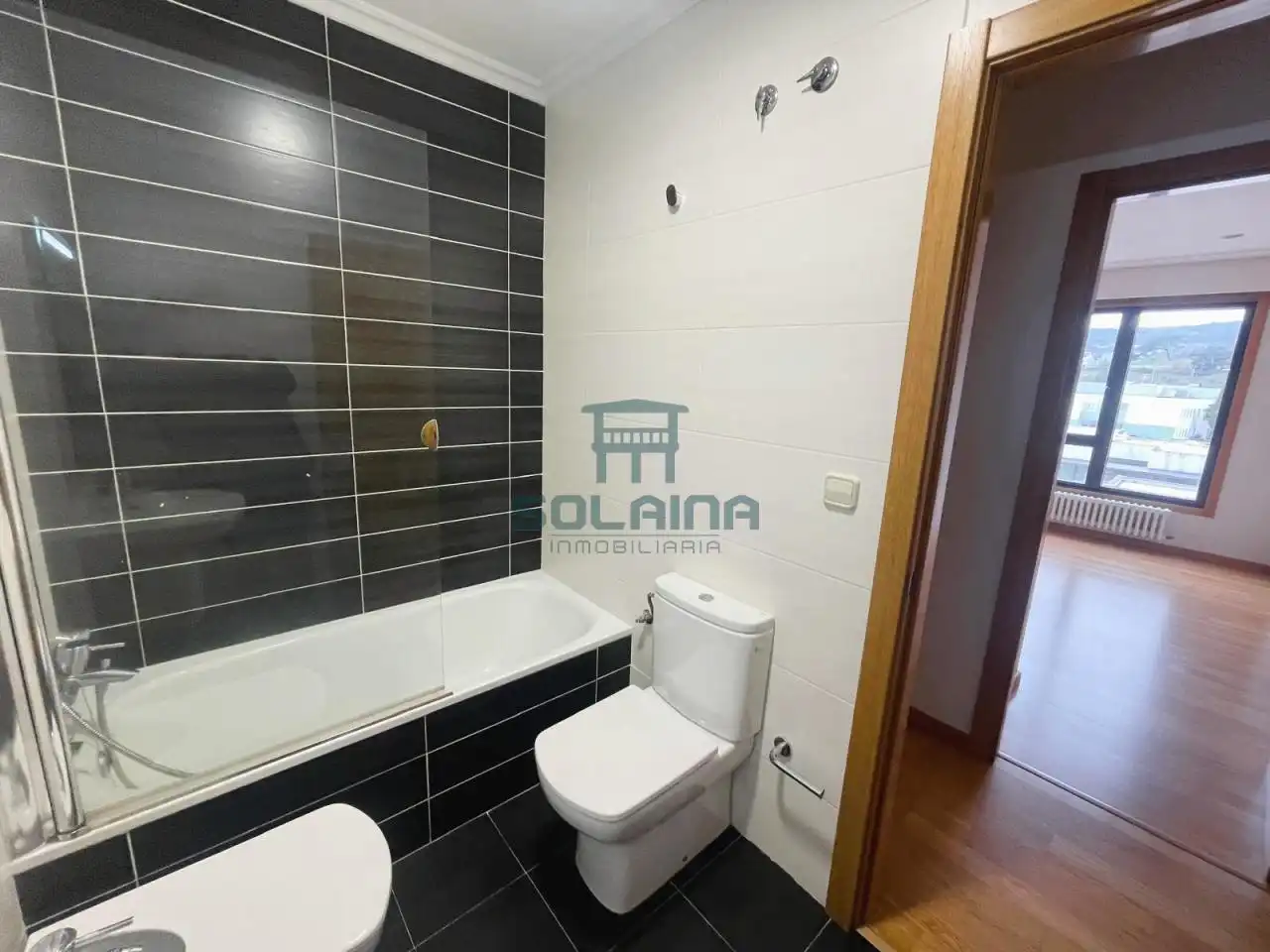 Bany de Apartament de lloguer en Ourense Capital  amb Calefacció, Traster i Balcó