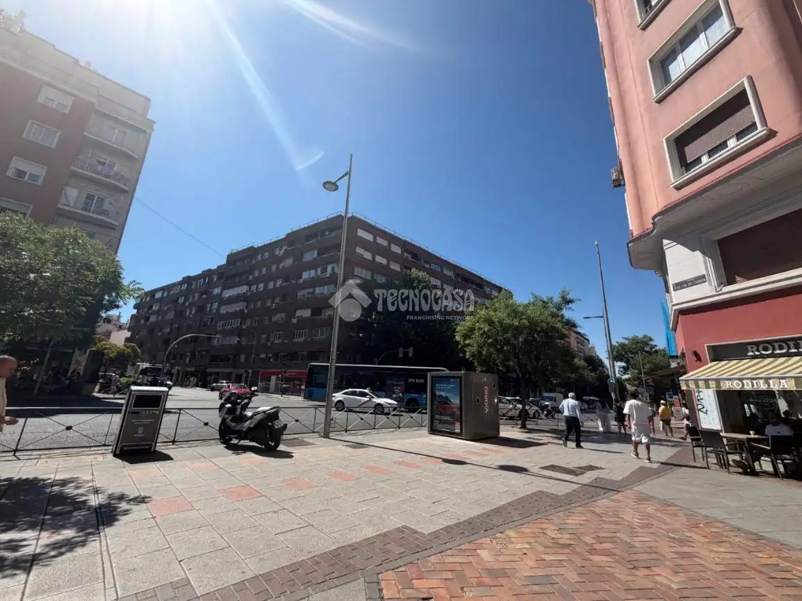 Vista exterior de Piso en venta en Madrid con Calefacción y Parquet