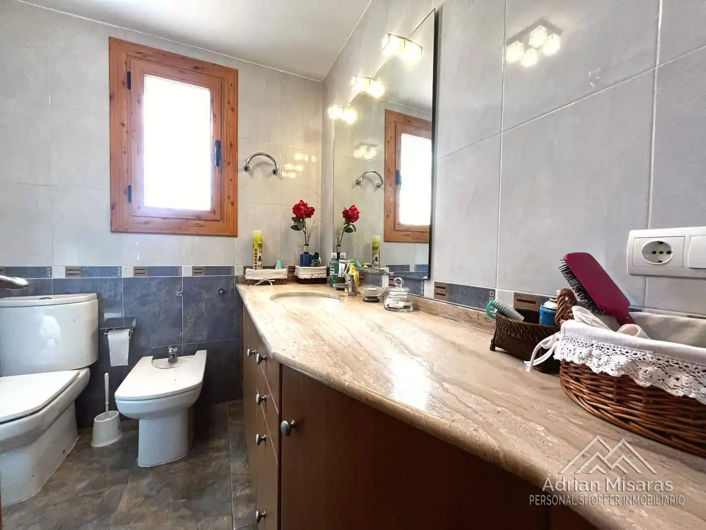 Badezimmer von Einfamilien-Reihenhaus zum Verkauf in Deltebre mit Klimaanlage, Heizung und Privatgarten