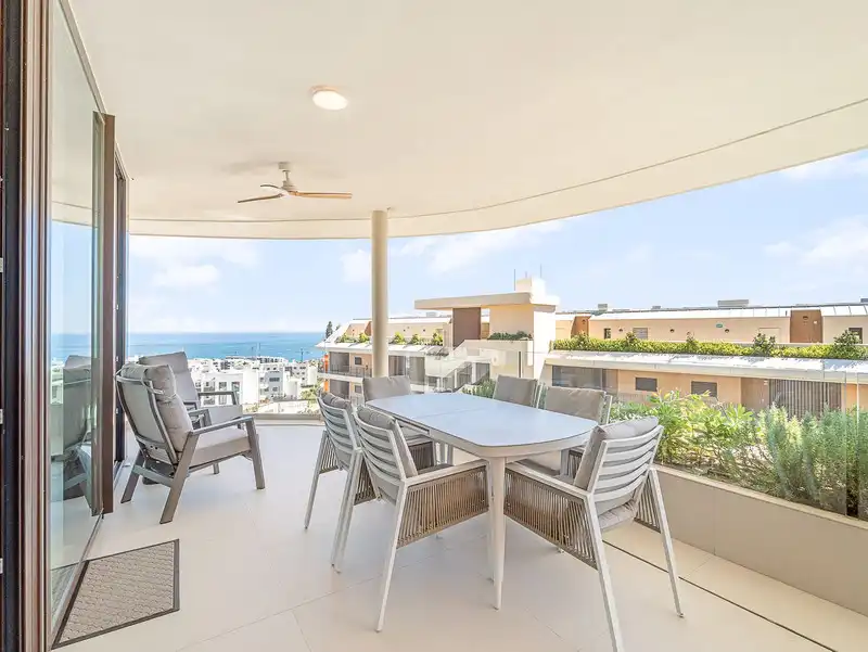 Terrasse von Wohnungen zum Verkauf in Fuengirola mit Klimaanlage, Heizung und Privatgarten