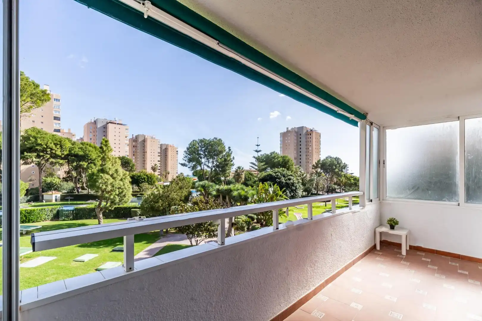Vista exterior de Piso en venta en Torremolinos con Aire acondicionado, Jardín privado y Terraza